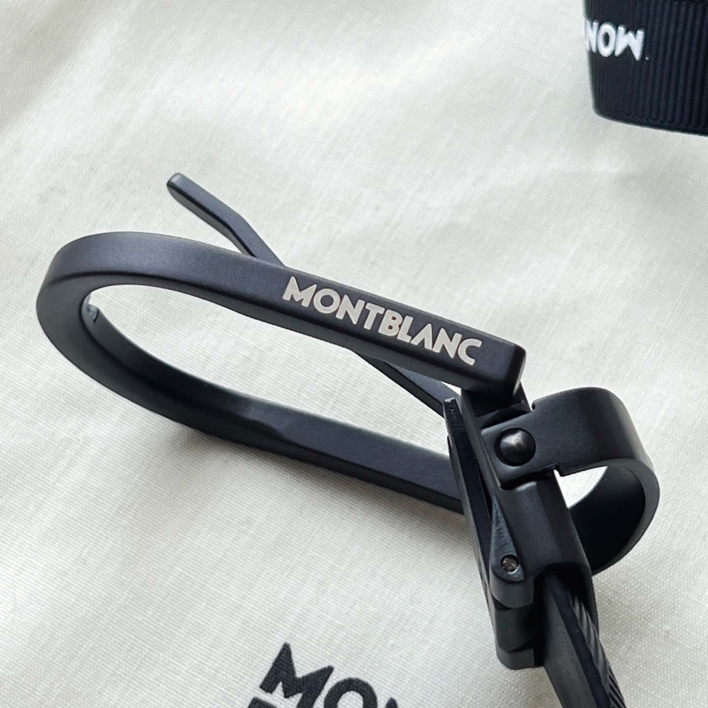 風尚系列馬蹄形帶扣經典黑腰帶 35毫米
作為所有造型的可靠伴侶，這款3.5cm腰帶採用醒目的萬寶龍風尚3.0印花皮革製成，搭配黑色馬蹄形帶扣，飾以橡膠塗層和精美的萬寶龍品牌六角白星標識。黑色萬寶龍風尚牛皮 皮革圖案 帶扣飾有萬寶龍品牌六 白星標識 搭扣裝置 易開啓裝置，可調節皮帶長度 主要顏色
黑色
搭扣類型
針扣式表扣