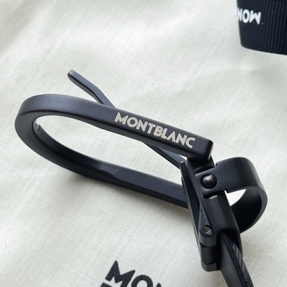 風尚系列馬蹄形帶扣經典黑腰帶 35毫米
作為所有造型的可靠伴侶，這款3.5cm腰帶採用醒目的萬寶龍風尚3.0印花皮革製成，搭配黑色馬蹄形帶扣，飾以橡膠塗層和精美的萬寶龍品牌六角白星標識。黑色萬寶龍風尚牛皮 皮革圖案 帶扣飾有萬寶龍品牌六 白星標識 搭扣裝置 易開啓裝置，可調節皮帶長度 主要顏色
黑色
搭扣類型
針扣式表扣