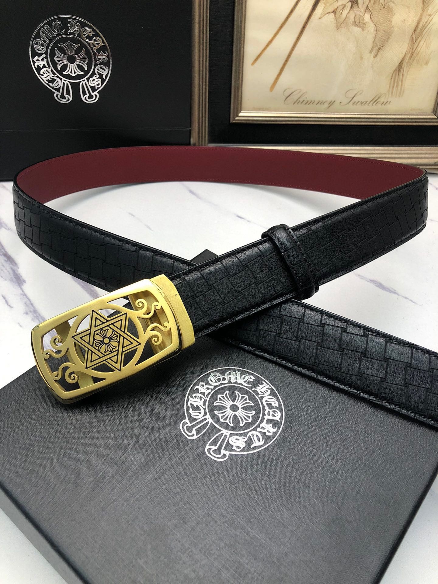 克羅星：原單頭層牛皮燙印花紋面，內襯頭層小牛皮底，搭配原單自動扣，可裁剪的自動帶，此款腰帶面雙採用意大利原定廠制進口牛皮帶身 ，對專版櫃足寬3.5