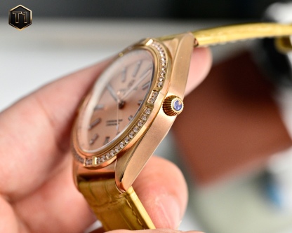 GTR  百年靈新款橫空出世（推出新高度）
全新百年靈機械計時腕表-南海膠囊系列
(chronometer Automatic 36mm)特別版
1⃣️現代復古風格讓您在人群中脫穎而出，打破沈悶，有溫度又不失浪漫！
2⃣️這款優雅的現代復古靈感腕表適合想在人群脫穎而出的女士。（男士也可佩戴，膠囊系列市面最薄的中性款。）
3⃣️融合優異性能和造型美感，時尚而優雅，適合各種場合，多種金屬表殼可供選擇，同時也有鑲嵌彩色寶石鑽，從炫酷的精鋼材百搭雙色間金乃至豪華紅金，一應俱全，時標和多姿多彩錶盤。
4⃣️搭載