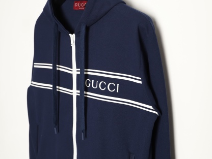 Gucci/古馳 G字母膠條拉鍊連帽外套
這款單品出自Lido系列，設計靈感源自意大利海岸的夏日風情和海灘俱樂部，早秋系列聚焦基礎廓形與經典細節，匠心呈獻日常服飾和晚裝造型，這款休閒連帽衛衣採用平紋針織面料精制而成，中央貫穿點綴G標識條紋印花，男女同款，定制輔料三標
A Size:S-XL