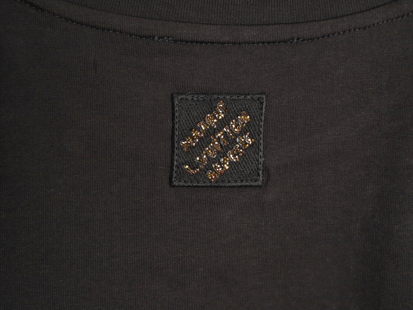 🔝LOUIS VUITTON LV 亮片字母特種刺繡短袖T恤
正品購入，26支雙紗全棉精梳棉220克，1*1索羅娜羅紋280克，特種刺繡，面料酵洗，定制亮片、章仔、商標，合身版型
B Size：S-XL