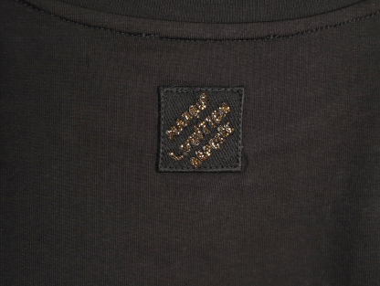 🔝LOUIS VUITTON LV 亮片字母特種刺繡短袖T恤
正品購入，26支雙紗全棉精梳棉220克，1*1索羅娜羅紋280克，特種刺繡，面料酵洗，定制亮片、章仔、商標，合身版型
B Size：S-XL