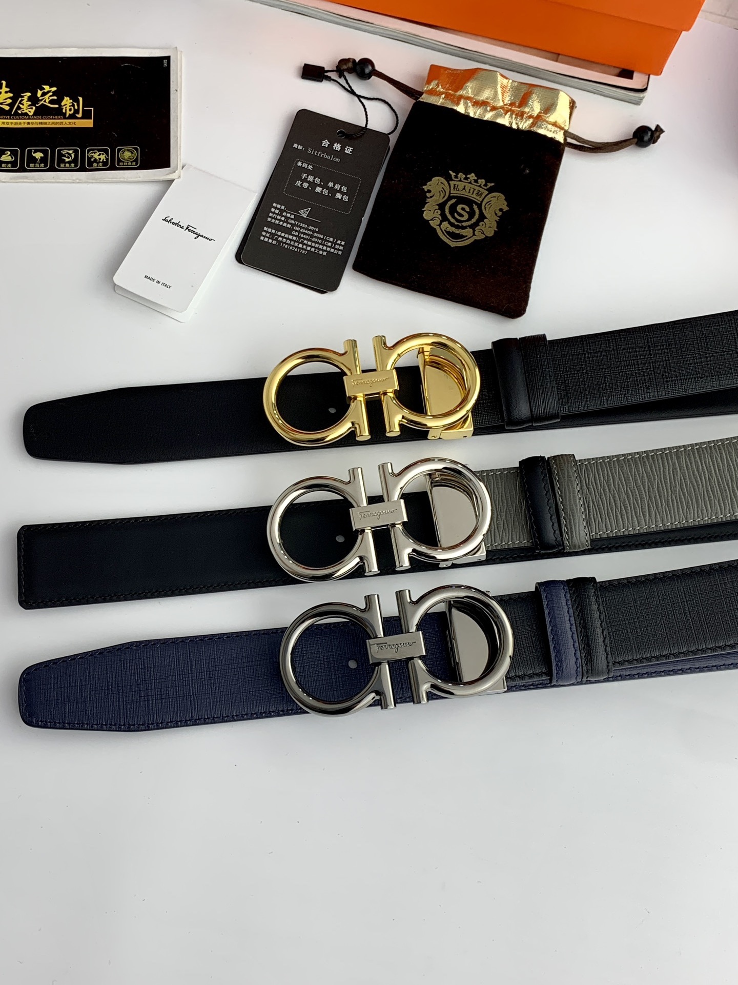 〖F家〗這款皮帶採用雙面小牛皮，搭配純銅八字扣，打造高雅考究的造型。寬3.5cm，長度可調節，達到量身定制般的修身效果。