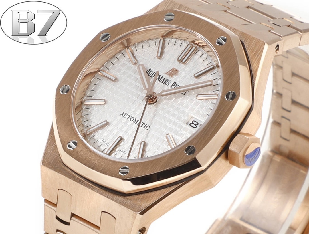 B7  Factory
AP愛彼 女款愛彼皇家橡樹 剔除機芯甲板多餘部分，使之變得更加鏤空——成就鋼表巔峰—— 實力演繹 衛冕“鋼”王！【6大精妙之處】1.正品拆解開模，尺寸為37毫米與正品一致！2.完美還原正品表殼的每一處細節，盡顯正品“稜角分明 堅毅果敢”的陽剛氣質。3.鋼帶的做工無可挑剔，比市面上任何鋼帶表做工均要更上一層樓，鋼帶頭粒和表頭銜接的“緩衝帶”的鬆緊程度與正品一模一樣。4.自動陀的與原裝致敬，是市面唯一做到顏色於原裝一致的版本（市面一般版本均偏紅）其上的ap族徽雕刻獨一無二。