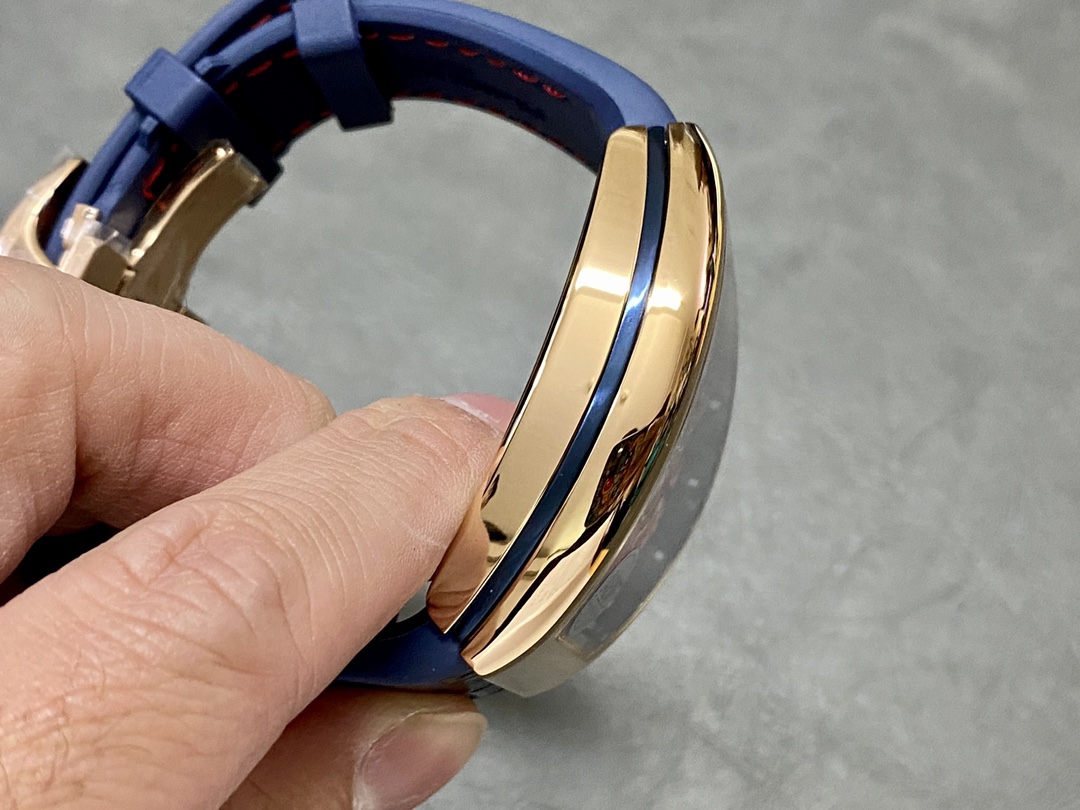 全新 V45 遊艇新款原版復刻鋼帶全新款 
ABF 法蘭克穆勒 最新款獨家定製版 Vanguard腕表 V45 CRAZY HOUR 瘋狂時間系列 比特幣特別限量版 
打破常規 將12個Art Deco式的阿拉伯數字整齊排列 定製版CZ02自動機械機芯 加裝了原先沒有的大秒針 行雲流水 更具時鐘特色 100%原版視覺效果 高級批花時針相隔4個小時 按時間順序跳躍 
原版開模1:1高端定制 三明治表殼結構 配件可以與原版通用 表殼尺寸 44*53.7mm 錶盤和皇冠使這款腕表的運動優雅和獨特美感