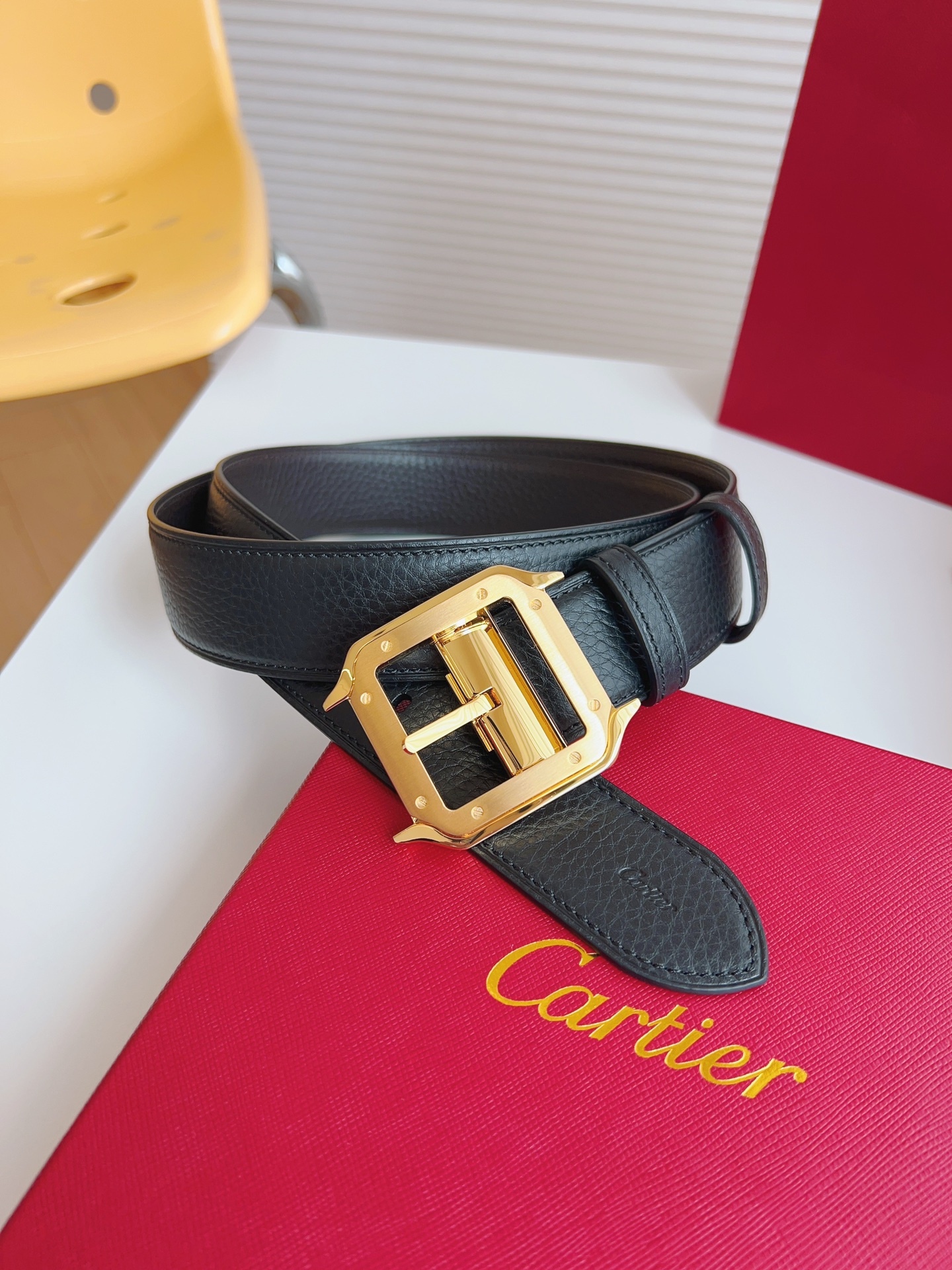 
Cartier（卡地亞）憑借匠心傑作展現與眾不同的美感，融合精湛工藝與經典設計，演繹雋永風格；瀟灑不羈，果敢獨立！此款式易搭配服飾；休閒正裝兩相宜。皮帶寬度：35mm