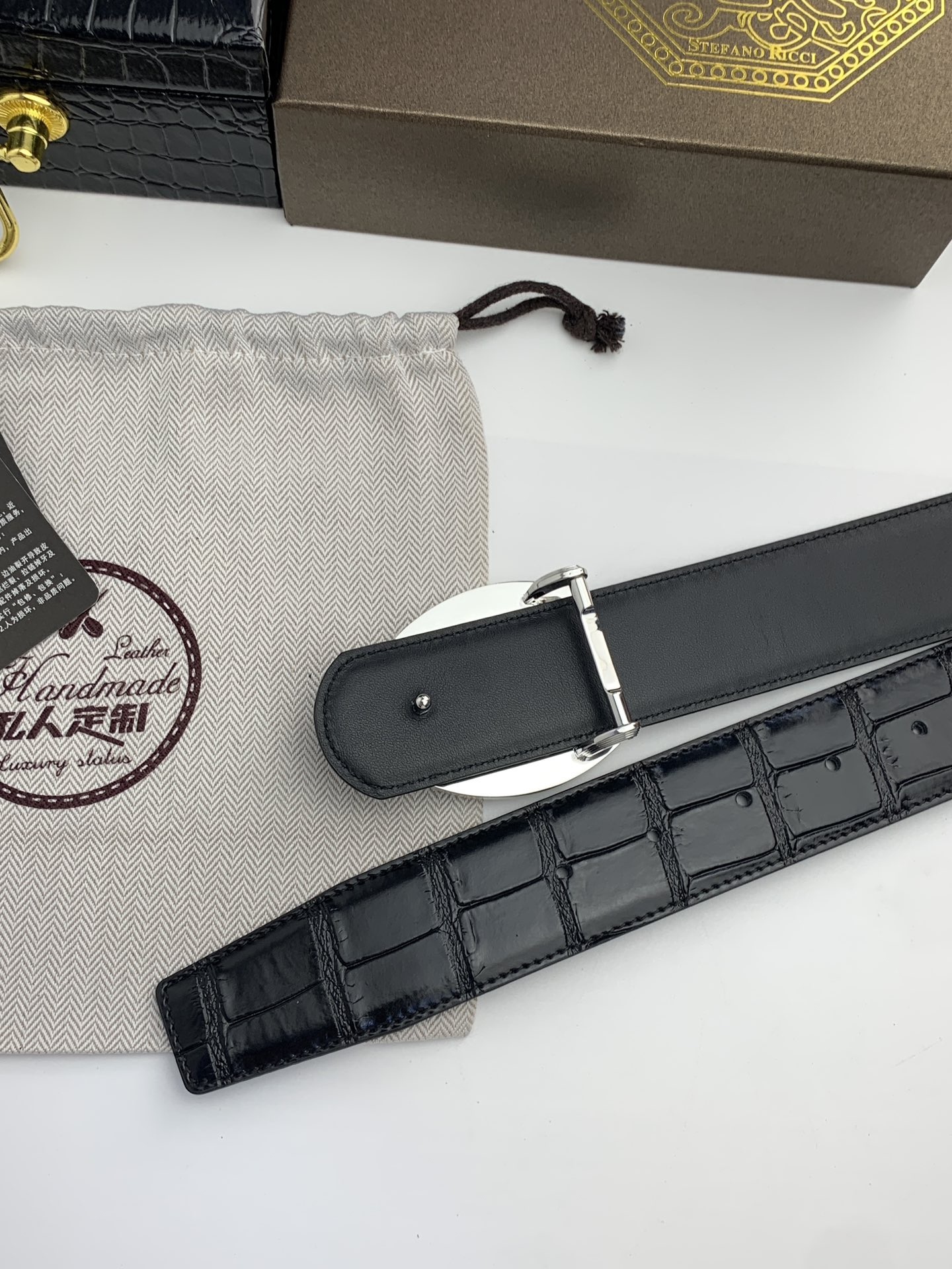 【史蒂芬】原版鰐魚紋牛皮腰帶，搭配新款不鏽鋼鷹頭扣，寬度3.8cm，雙面可用，長度不可調節，尺碼（85-110）具有獨特吸引力！