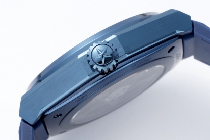 LF真力時DEFY系列全新升級版，殼身 頭粒 機芯 表扣等均做了升級調整。一款根據路虎標誌性花輪轂設計而成的高顏值鏤空腕表。

原裝開模鑄造，極致還原表殼的每一處細節打磨倒角，盡顯原裝菱角分明、堅毅果敢的陽剛氣質。完美的41mm表經，適配大眾男性手寸，正裝休閒兩不誤。根據汽車輪轂設計而成的五角星錶盤，未來概念感十足。同步官網新款五角星折疊扣，搭載定製版Cal.670sk全自動機械機芯，鏤空日曆的大小與位置、機芯夾板、齒輪、五角星陀皆按原版機芯數據拆解鍛造而成。

LF臻品 陳奕迅Eason同款，時尚前衛、