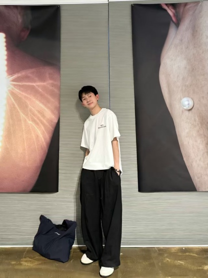 Balenciaga/巴黎世家 26ss 後背麥穗刺繡短袖
No.1的質量 真正天花板品質，正確320g定織定染雙紗面料 柔軟舒適，成衣洗水 定染螺紋 無色差 不變形 手工磨爛超重工藝。螺紋領口均為某巴某黎原領口 高包裹度 領口寬度和櫃櫃精確到毫米 厚領口不易變形，注意做工 領口處針腳 無折疊 順暢自然沒重疊線 真正還原 這是多少人都做不到的 ，區別市場通貨!
M1 Size: S-XL