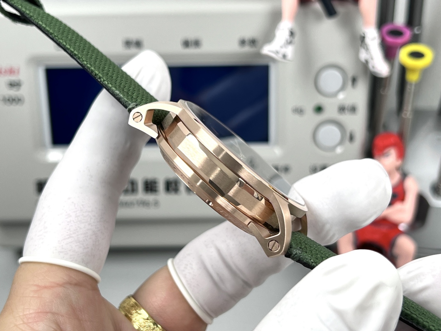 
新款愛彼真陀飛輪CODE11.59系列26396男士腕表！完美與個性的體驗！
1⃣️直徑42MM！表面玻璃採用水晶藍寶石玻璃。
2⃣️搭載Cal.2950全自動陀飛輪機芯，動力儲存60小時！
3⃣️錶帶採用進口意大利小牛皮以及帆布皮帶可選！
3⃣️表殼採用316L精鋼材質，整殼CNC高精准處理，密度與原裝吻合！          
4⃣️表面採用砂金石琺瑯錶盤
整體按照原裝顏色完美呈現！
5⃣️殼套分圈口.殼.底蓋三件套，整體角度完美體現拉絲工藝，品質與美的融合！