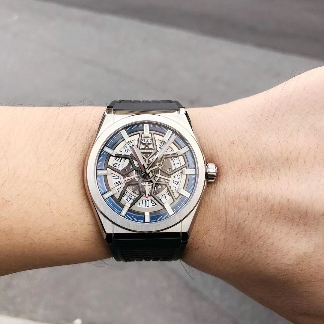 品牌：真力時
95.9000.670/78.R782
系列：DEFY
性別：男士
我來糾錯 
機芯 機芯型號：9015改Elite 670 SK
機芯類型：全自動機械
機芯直徑：25.60毫米
機芯厚度：3.88毫米
振頻：28800每小時振蕩次數
寶石數：27個
零件數：187個
動力儲備：50小時
我來糾錯 
外觀 表徑：41毫米
表殼厚度：10.75毫米
錶盤顏色：鏤空
錶盤形狀：圓形
錶帶顏色：黑色
表扣類型：針扣
背透：背透，透明藍寶石水晶
防水深度：100米
表耳間距：暫無
