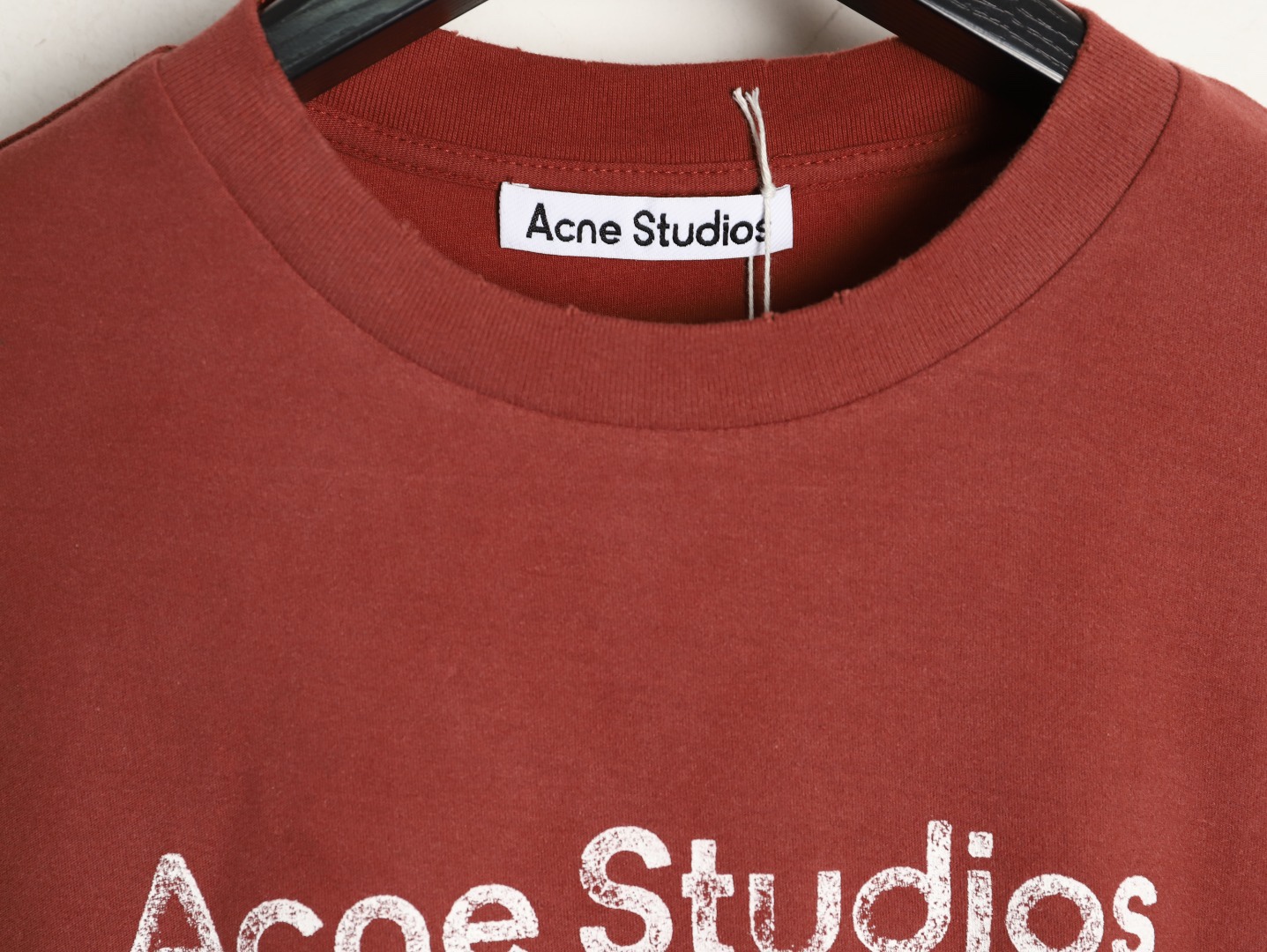 🔝Acne Studios 26SS 1996字母印花短袖T恤
面料是定制定染的32支220g原版双纱棉，胚布经过高盂环保染色，裁大货前还要进行高温环缩水，降低缩水率的同时使得手感更柔软舒适，印花方面必须五层胶浆，第一遍必须为进口打底浆，填平布料上极为细小的线洞，再由高温床烤干再剧颇色，采用油墨因热平网印花，一共刷五层，每一层间隔为时间为30分钟，才能保证出来的成品保持原版的质感，全套开发辅料
尺码：S-XL