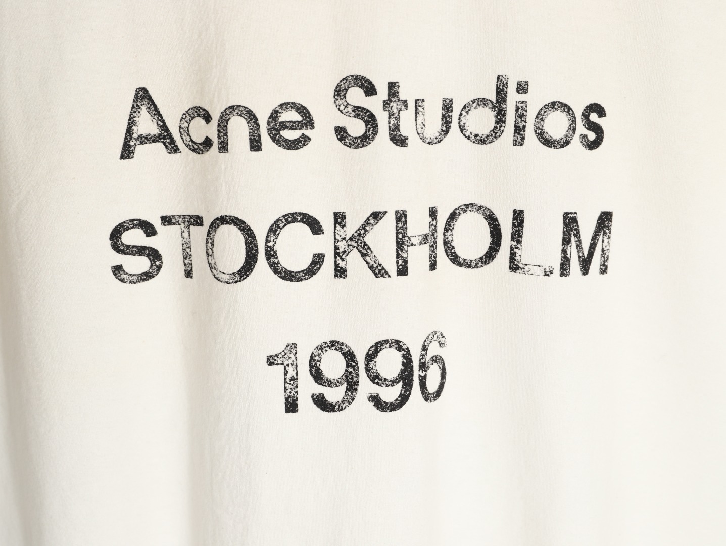🔝Acne Studios 26SS 1996字母印花短袖T恤
面料是定制定染的32支220g原版雙紗棉，胚布經過高盂環保染色，裁大貨前還要進行高溫環縮水，降低縮水率的同時使得手感更柔軟舒適，印花方面必須五層膠漿，第一遍必須為進口打底漿，填平布料上極為細小的線洞，再由高溫床烤乾再劇頗色，採用油墨因熱平網印花，一共刷五層，每一層間隔為時間為30分鐘，才能保證出來的成品保持原版的質感，全套開發輔料
尺碼：S-XL