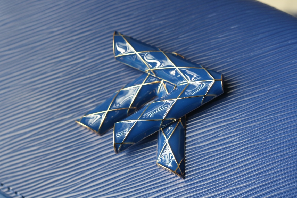 [玫瑰] 原版品質[玫瑰]歡迎貨比三家[玫瑰]款號：50396/23271/23267/23377[玫瑰][玫瑰][玫瑰]本款 Twist 中號手袋取材Epi粒面皮革。標誌性鎖扣點綴同色琺瑯，呈現絎縫效果，致意品牌硬箱內部圖案，並彰顯路易威登匠心工藝。可由日入夜背攜，釋放潮流格調。[玫瑰]
23x 17x9.5釐米(長度x高x寬) Epi 粒面皮革
Epi粒面皮革飾邊牛皮革內襯金屬件
LV Twist 扭鎖
內貼袋，配有可拆卸鏡子後側內貼袋
大號前內袋配有拉鍊袋肩帶:可拆卸，可調節包帶半長:49.0釐