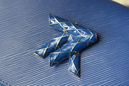 [玫瑰] 原版品質[玫瑰]歡迎貨比三家[玫瑰]款號：50396/23271/23267/23377[玫瑰][玫瑰][玫瑰]本款 Twist 中號手袋取材Epi粒面皮革。標誌性鎖扣點綴同色琺瑯，呈現絎縫效果，致意品牌硬箱內部圖案，並彰顯路易威登匠心工藝。可由日入夜背攜，釋放潮流格調。[玫瑰]
23x 17x9.5釐米(長度x高x寬) Epi 粒面皮革
Epi粒面皮革飾邊牛皮革內襯金屬件
LV Twist 扭鎖
內貼袋，配有可拆卸鏡子後側內貼袋
大號前內袋配有拉鍊袋肩帶:可拆卸，可調節包帶半長:49.0釐