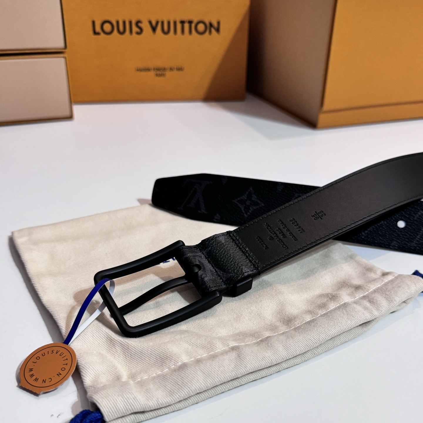 
寬度：3.5cm Frog 雙面腰帶以創意筆觸展現千禧潮流風範，巧妙致敬鄉村搖滾文化。做舊皮革令 Damier 格紋流露復古韻致，圓潤方形搭扣回溯品牌經典硬箱元素🆚