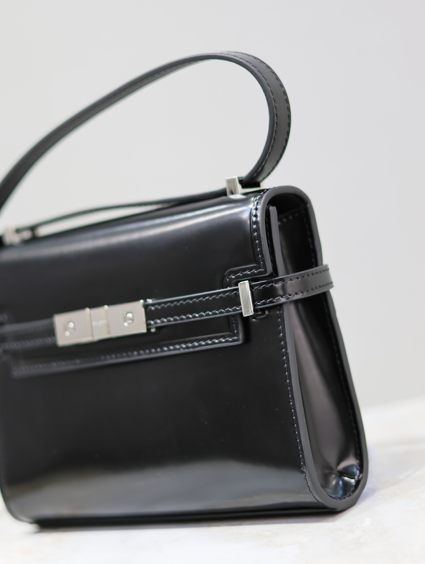 Manhattan mini_腋下/斜挎包
曼哈頓的經典造型，給人一種氣場很大的感覺！全包採用原廠牛皮精心製作，翻蓋中央的金屬搭扣是曼哈頓系列的標誌性元素，包內有一卡袋，無其他多餘隔層，所以自重超級輕！可以肩背 斜挎及腋下背法。整體風格幹練又率性，是超級簡約耐看又大方的款式！
型號：727766
尺寸：19×14×4cm