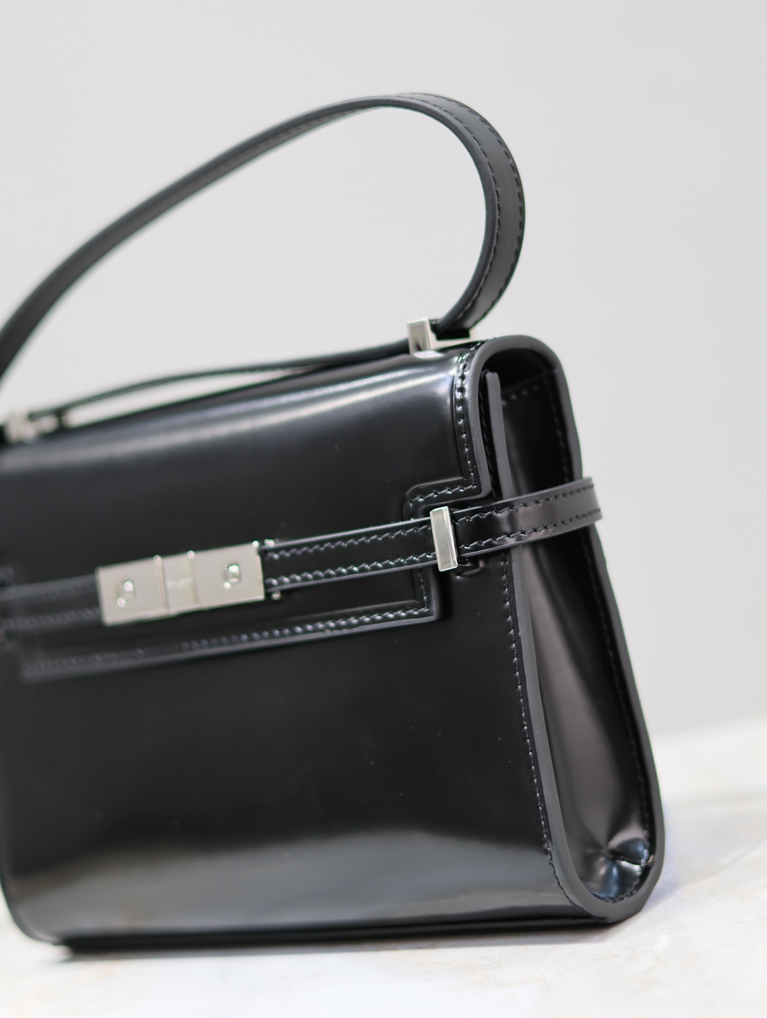 Manhattan mini_腋下/斜挎包
曼哈頓的經典造型，給人一種氣場很大的感覺！全包採用原廠牛皮精心製作，翻蓋中央的金屬搭扣是曼哈頓系列的標誌性元素，包內有一卡袋，無其他多餘隔層，所以自重超級輕！可以肩背 斜挎及腋下背法。整體風格幹練又率性，是超級簡約耐看又大方的款式！
型號：727766
尺寸：19×14×4cm