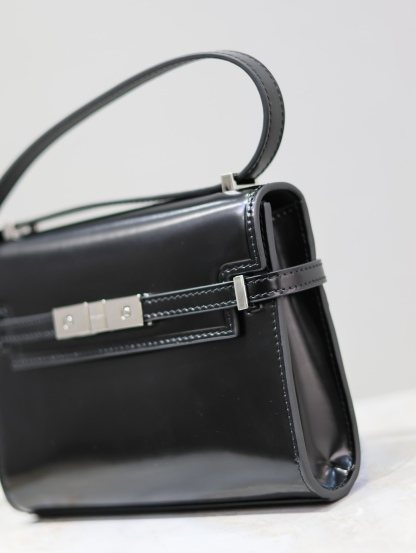 Manhattan mini_腋下/斜挎包
曼哈頓的經典造型，給人一種氣場很大的感覺！全包採用原廠牛皮精心製作，翻蓋中央的金屬搭扣是曼哈頓系列的標誌性元素，包內有一卡袋，無其他多餘隔層，所以自重超級輕！可以肩背 斜挎及腋下背法。整體風格幹練又率性，是超級簡約耐看又大方的款式！
型號：727766
尺寸：19×14×4cm