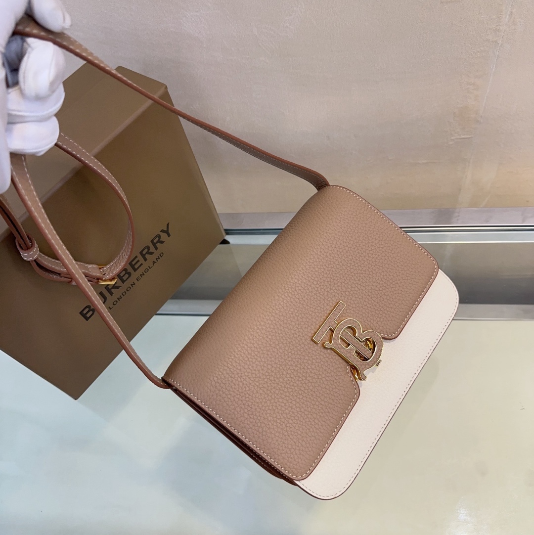 B家最新版型立挺的「TB 專屬標識鎖扣包」，選用意大利鞣制粒紋皮革打造，搭配緝明線設計，鎖扣裝飾 TB專屬標識，可肩背、斜背或打造手拿包造型。
21 x 6 x 16cm❤️型號3311