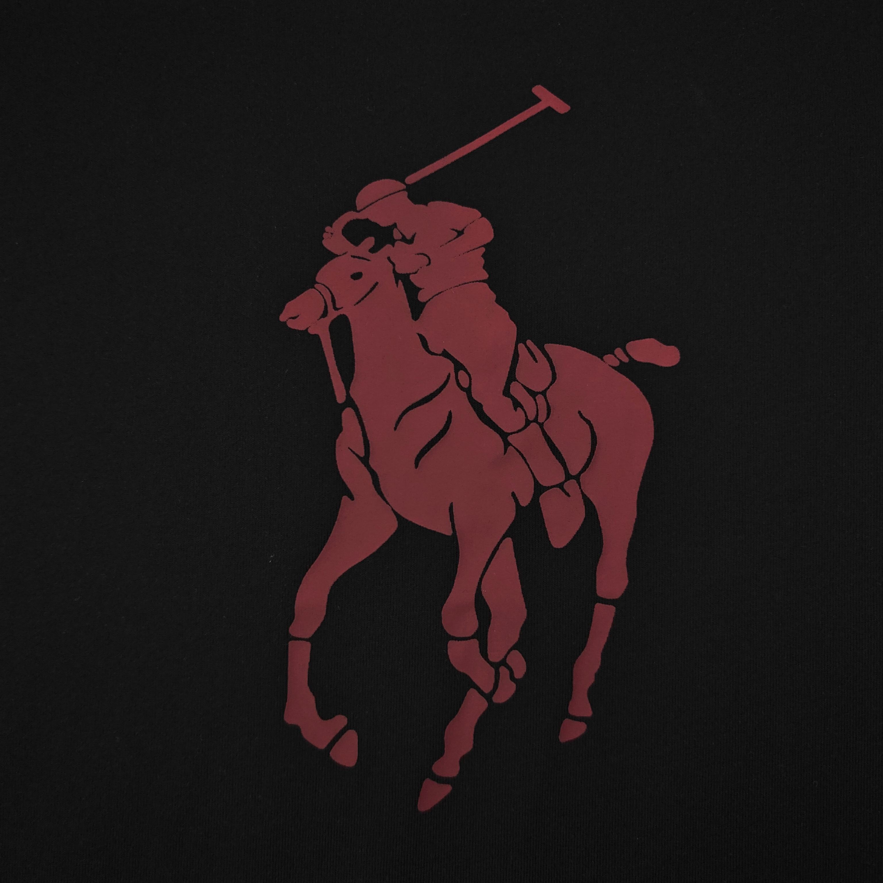 2026新款Polo Palph Lauren拉夫勞倫騎士圖案logo印花休閒情侶短袖T恤，以神秘為底色，碰撞上一抹靈動的粉色騎馬圖案，瞬間打破沈悶，演繹出時尚的強烈反差美學。Polo標誌性設計在黑色畫布上重煥新生，既承襲了品牌的莊重底蘊，又融入潮流的先鋒態度。每一針每一線皆傾注品質匠心，每一次上身都是對時尚邊界的大膽突破，於沈穩中釋放個性，在經典里重構潮流，定義屬於你的獨特風尚，男女同款！
顏色：黑色
尺碼：S～XL
     胸圍 肩寬 衣長 袖長
S     106   47    69