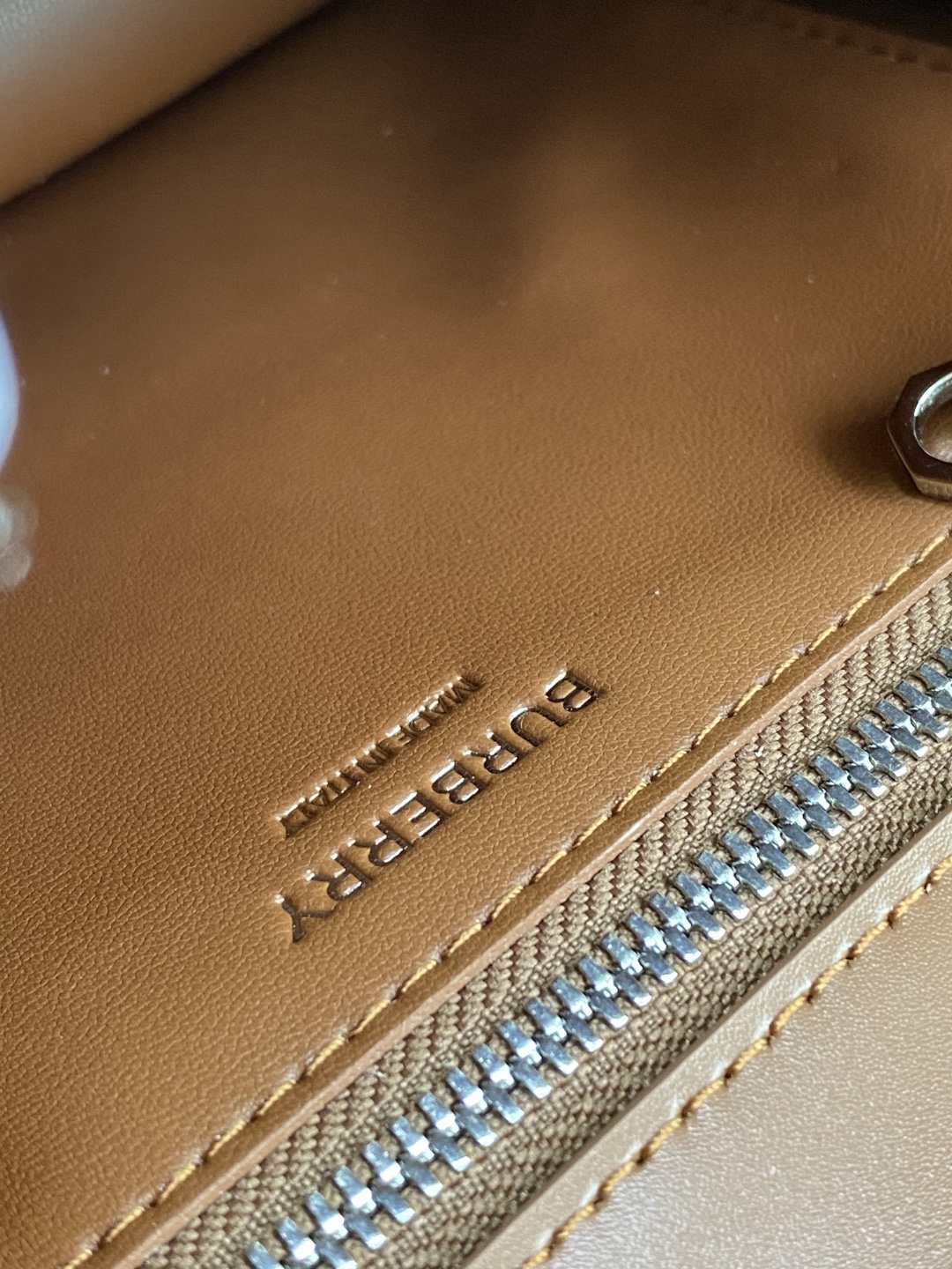 B家火爆🔥TB系列 “KINGDOM 王者之都” 簡潔利落的包身線條，質感和美貌度都超級感人，不經意的高級 ~ 金色標誌配著亮澤牛皮簡直復古至極 
這枚不爛大街 有辨識度 質感好 易搭配寶寶們喜歡嗎？😽
21 x 6 x 16cm🌟3311