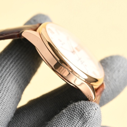 
玫瑰][玫瑰]🔥 最新款主推🔥 ，👍OMEGA -歐米茄-碟飛系列⌚市場競爭主力款  ️一直被模仿  從未被超越【見證時間！把握未來，你可以有】 採用316L鋼表殼，全新原裝進口8215機芯。(經測試0返修) 表徑40毫米，厚度10mm。動力儲存48小時. 採用意大利進口牛皮    莫氏9級藍寶石玻璃，耐磨防刮花  超強防水80米!匠心之作，必屬精品🔥大廠品質！歡迎轉載！