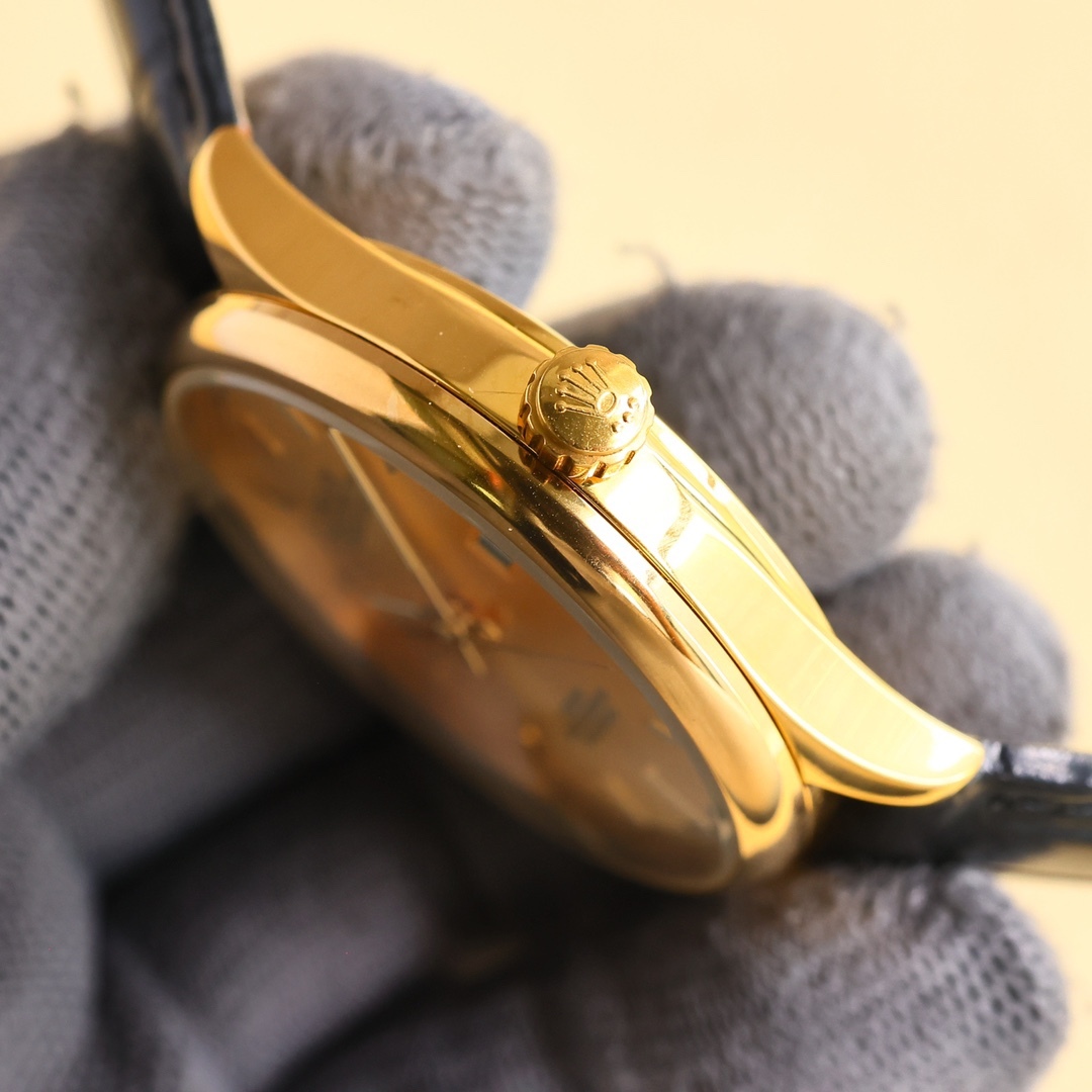 
最新爆款主推☄️☄️ 勞力士【ROLEX】男士腕表 採用獨特的錶盤設計 搭配而來的是更高檔奢華的勞力士🪐， 初識勞力士必憧憬有朝一日能擁有它，戴上勞力士必順風順水必發達，你值得擁有，歡迎評鑒！！
機芯：搭配全新進口8215西鐵城（零返修） 尺寸：40🥇 鏡面：藍寶石玻璃永不刮花 材質：316L精鋼表殼 動力：儲存48小時 防水深度：100米🥈 🥉意大利小牛皮帶，原裝針扣！