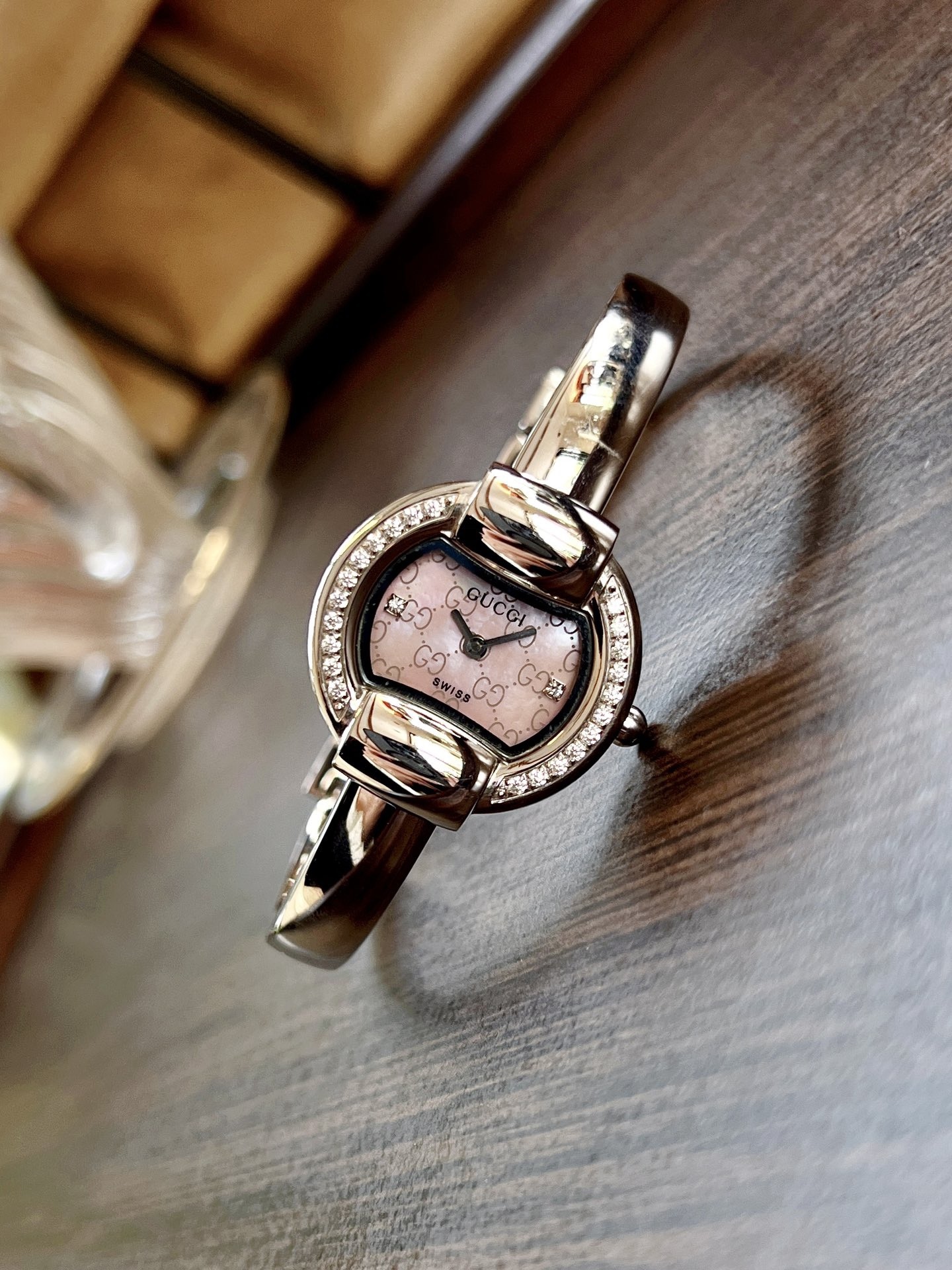 古馳
Gucci 瑞士日內瓦最新限量款升級版到貨（後蓋全新加重處理，重做原裝對版鑲鑽字面。字面鑲嵌八箭八星兩個閃亮的鋯鑽石💎，細節誠意滿滿💎區別以往老舊版本，歡迎品鑒👏👏），表徑25mm，厚度7.5mm，藍寶石玻璃，表面把頭都有經典雙G logo設計元素，非常經典，適合小手腕佩戴，小巧玲瓏，溫婉細膩