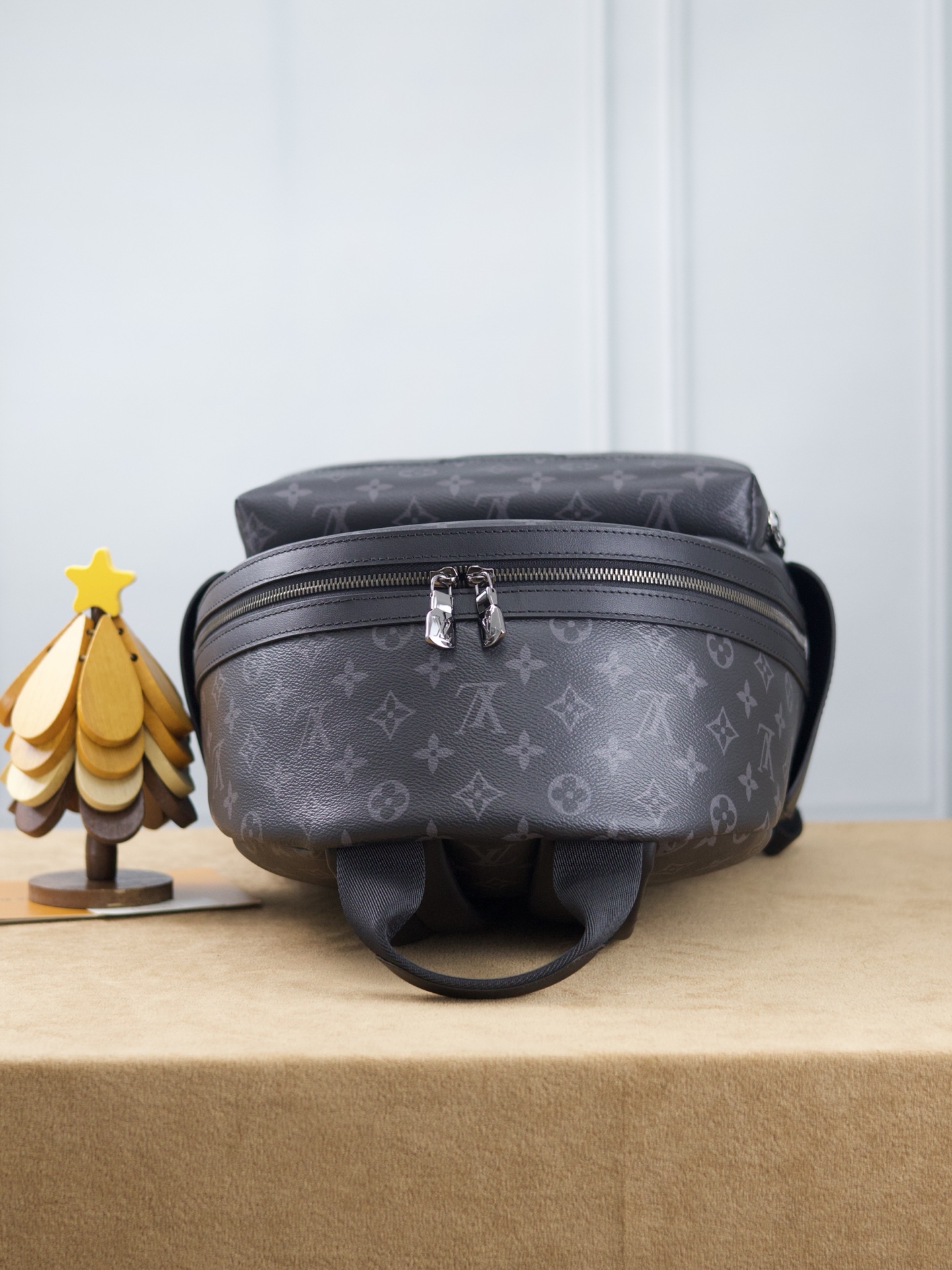 【163C01芯片版】
DISCOVERY 小號雙肩包
型號：M22558黑花
材料：進口原廠面料 原廠皮
尺寸：29x38x20cm