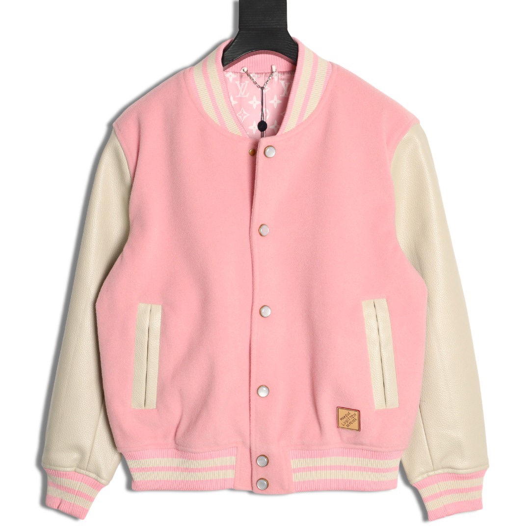 LOUIS VUITTON/路易威登LV 拼色皮袖棒球服外套
對不起讓你們久等了，拿到正品就開始張羅這件衣服所有的事情！
單單面料來講我就定做了一個多月，顏色成分一比一的還原！面料成分有%65的羊毛，%15天然絲%10的氨綸%10絨⚠️混合定織而成，總的克重有900多克！還有最為關鍵的是它的色牢度，絕對不會褪色！袖子用的澳洲進口小牛皮，加工定型，上色，水洗，紋路保留了原有的顆粒結構！厚實飽滿圓潤！
刺繡使用進口毛巾繡機器，先把每個圖案繡在毛詹上，在用紅外線激光雕刻出來，再有縫紉機進行固定，