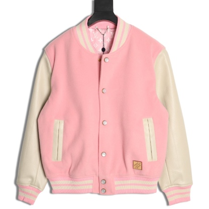 LOUIS VUITTON/路易威登LV 拼色皮袖棒球服外套
對不起讓你們久等了，拿到正品就開始張羅這件衣服所有的事情！
單單面料來講我就定做了一個多月，顏色成分一比一的還原！面料成分有%65的羊毛，%15天然絲%10的氨綸%10絨⚠️混合定織而成，總的克重有900多克！還有最為關鍵的是它的色牢度，絕對不會褪色！袖子用的澳洲進口小牛皮，加工定型，上色，水洗，紋路保留了原有的顆粒結構！厚實飽滿圓潤！
刺繡使用進口毛巾繡機器，先把每個圖案繡在毛詹上，在用紅外線激光雕刻出來，再有縫紉機進行固定，