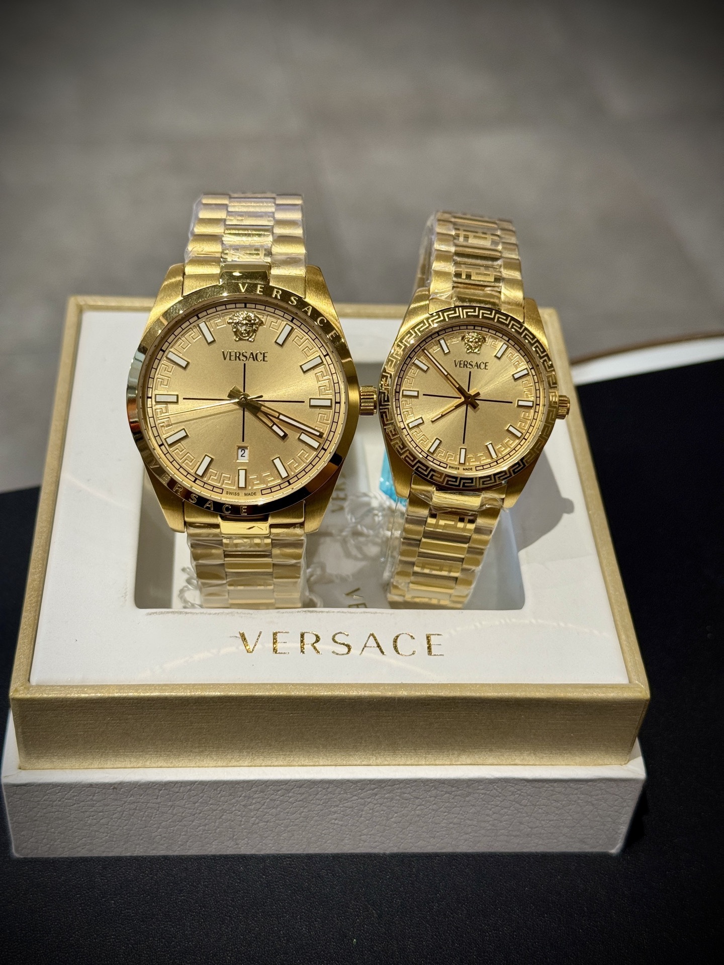 
Versace範思哲石英手錶，VERSACE MILLENYIUM  LADY系列，採用希臘回紋元素錶盤，12時位飾有美杜莎頭像展現範思哲經典圖案魅力，錶鏈印刻希臘回紋搭配雙按蝴蝶扣設計，兼具時尚與舒適，錶盤男款40mm 女款32mm 30米生活防水，進口石英機芯

立即搶購👉