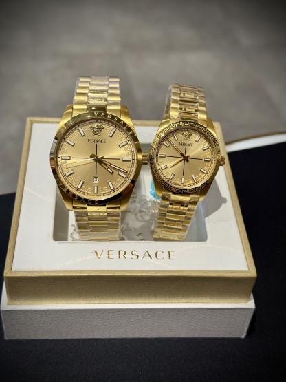 
Versace範思哲石英手錶，VERSACE MILLENYIUM  LADY系列，採用希臘回紋元素錶盤，12時位飾有美杜莎頭像展現範思哲經典圖案魅力，錶鏈印刻希臘回紋搭配雙按蝴蝶扣設計，兼具時尚與舒適，錶盤男款40mm 女款32mm 30米生活防水，進口石英機芯

立即搶購👉
