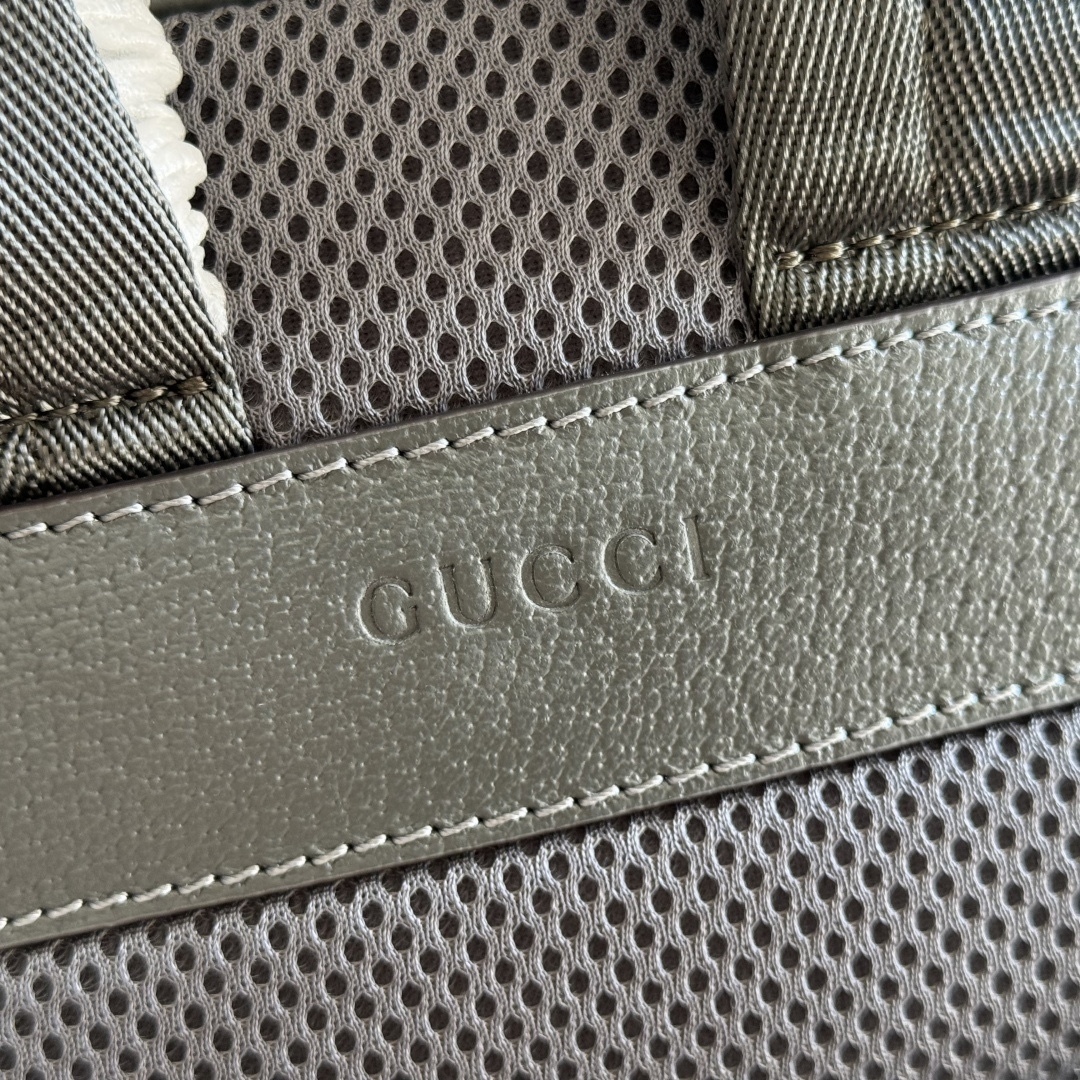 💋💋💋《配全套原廠專櫃包裝》【新品】Ophidia系列匠心選用白色配色，搭配經典廓形與新增功能性設計，甄選觸感柔軟的織物打造。這款背包以柔軟GG Supreme材質打造，匠心綴飾雙G標識和紅綠織帶細節。
