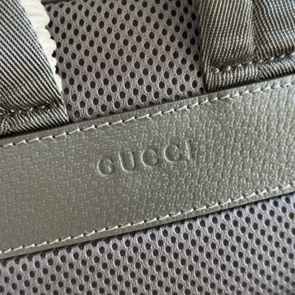 💋💋💋《配全套原廠專櫃包裝》【新品】Ophidia系列匠心選用白色配色，搭配經典廓形與新增功能性設計，甄選觸感柔軟的織物打造。這款背包以柔軟GG Supreme材質打造，匠心綴飾雙G標識和紅綠織帶細節。
