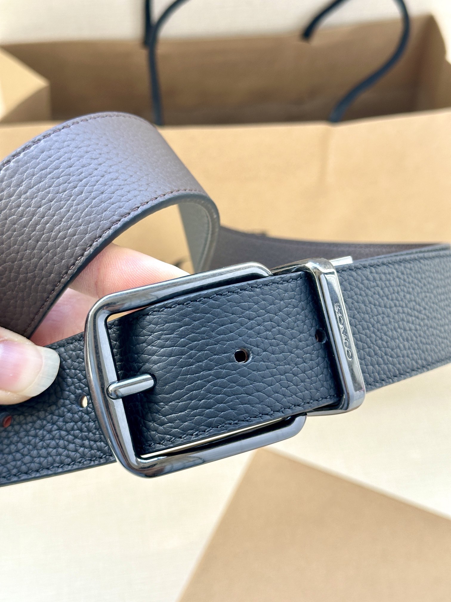 3.7cm（寬）COACH  這款雙面腰帶採用運動小牛皮製作，配有經典標誌帶扣，一款產品，兩種外觀。其合身度可個性定制，可用剪刀進行剪裁。
SAZ
D45
SMM
運動小牛皮
可裁剪
雙面
