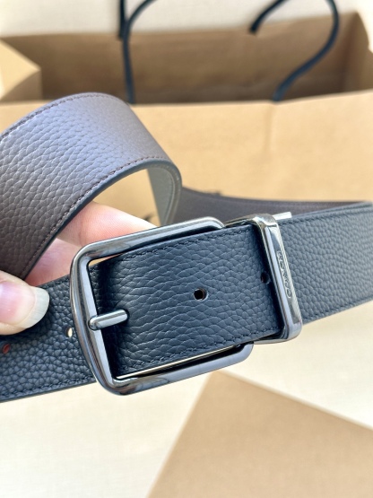 3.7cm（寬）COACH  這款雙面腰帶採用運動小牛皮製作，配有經典標誌帶扣，一款產品，兩種外觀。其合身度可個性定制，可用剪刀進行剪裁。
SAZ
D45
SMM
運動小牛皮
可裁剪
雙面
