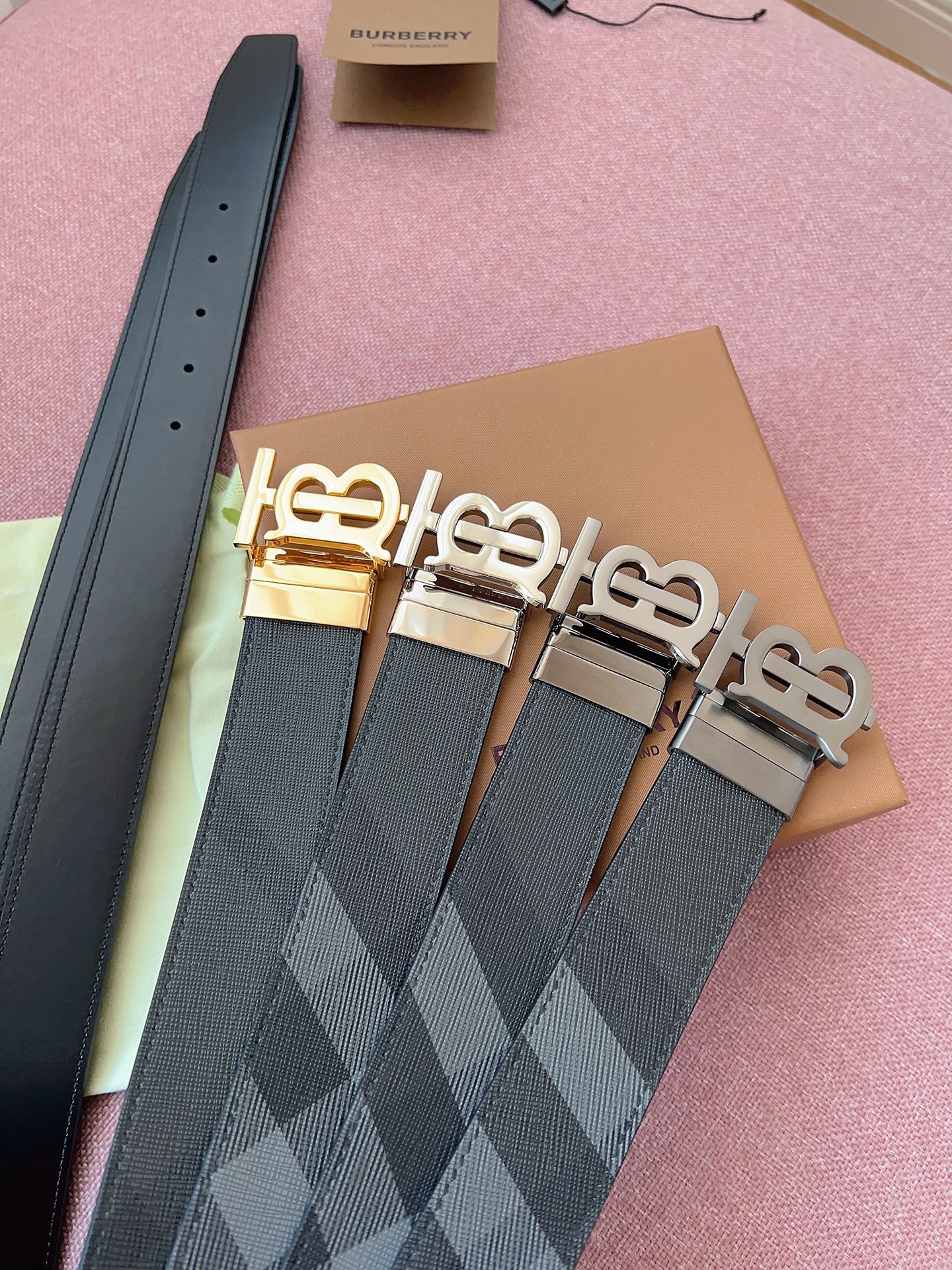 
Burberry博柏利品牌始終秉承傳統精髓，彰顯卓爾不凡的匠制工藝，優雅率性的英倫設計與銳意革新的時尚理念。3.5cm