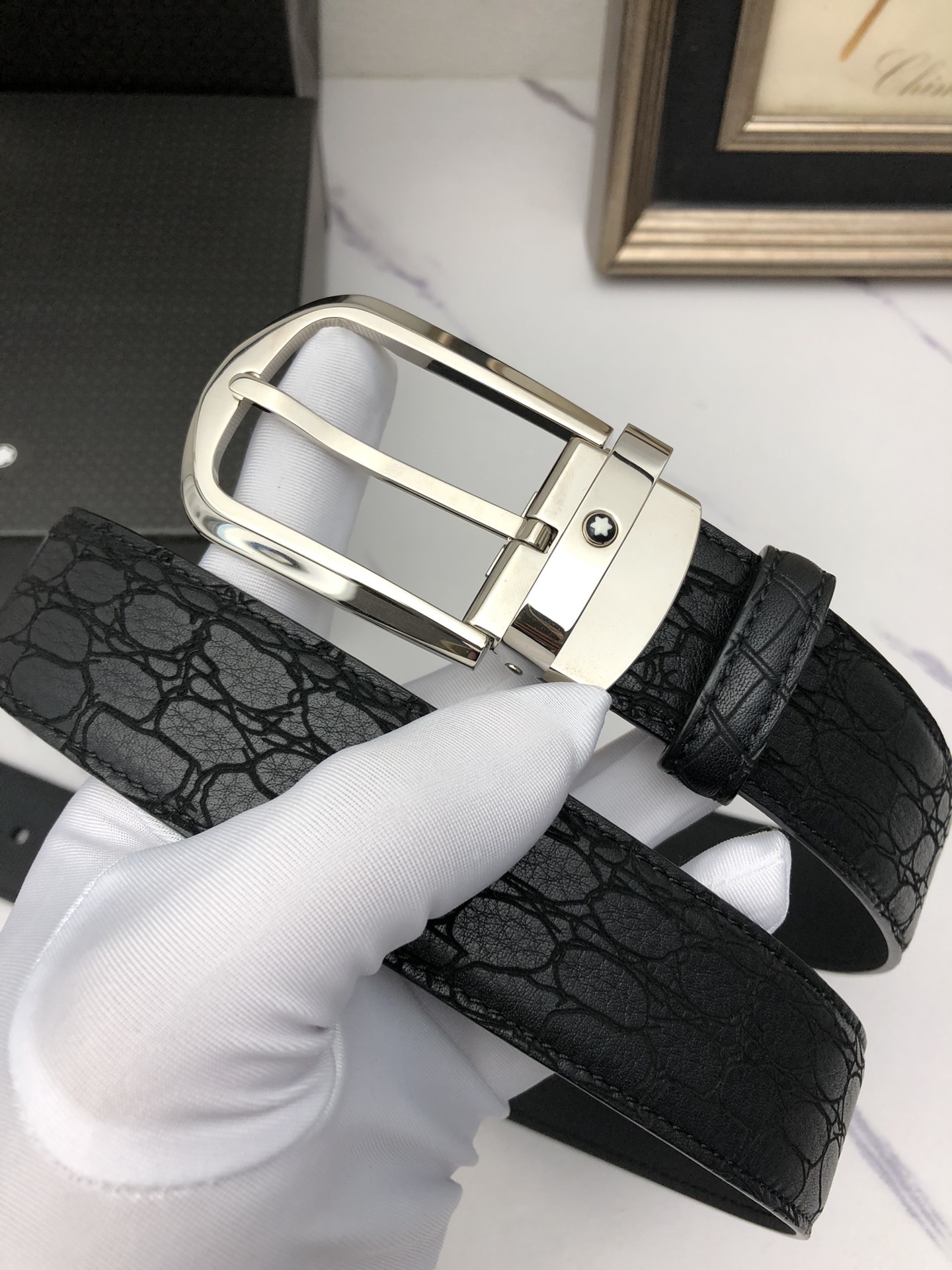 萬寶龍：原單頭層牛皮燙印花紋，內襯頭層壓橫紋牛皮底，營造織紋外觀。飾以標誌原單扣。專櫃寬度3.5