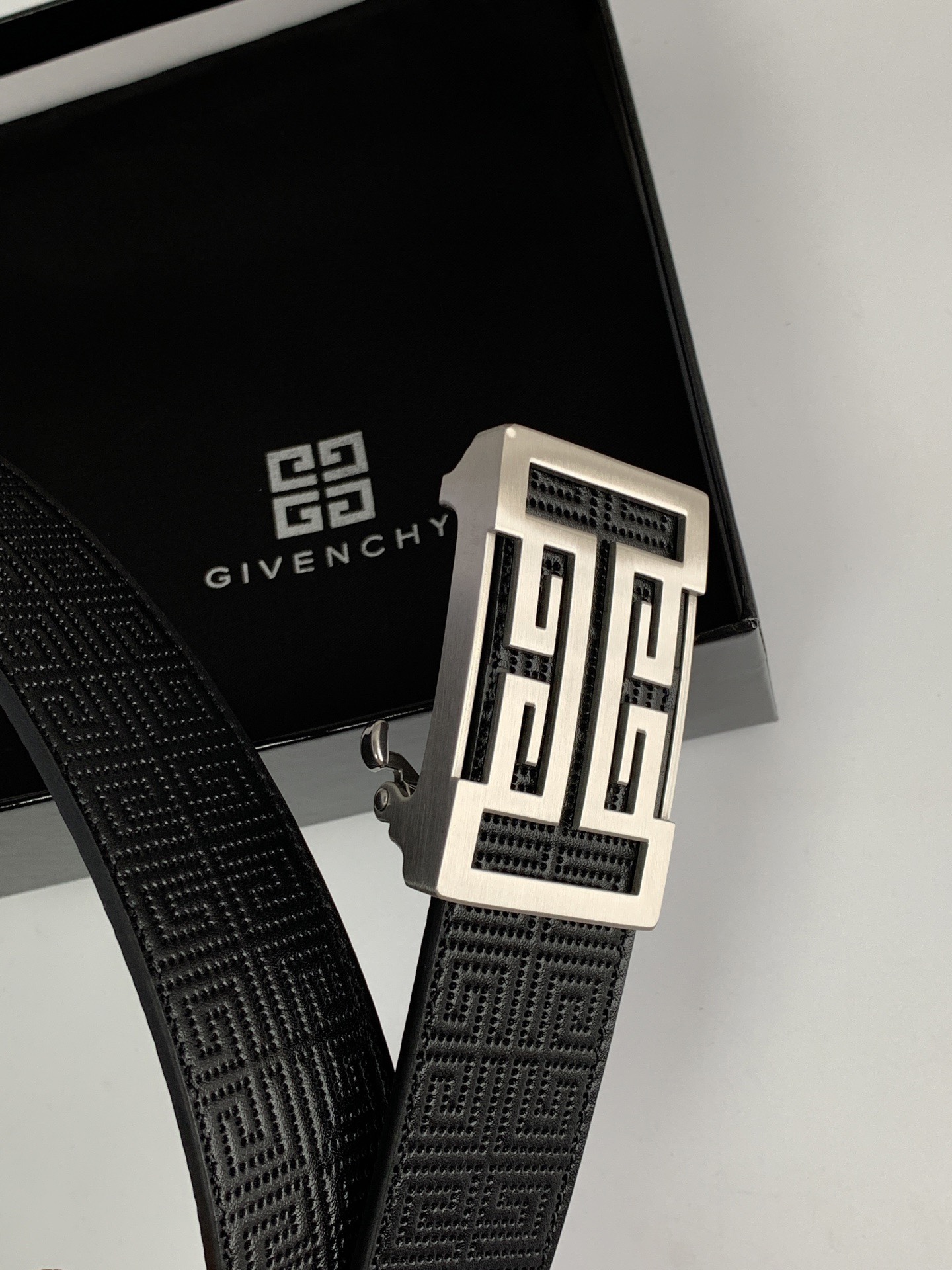 【紀梵希】新款男士 頭層小牛皮黑色壓花腰帶，內襯荔枝紋底，寬38毫米.搭配不鏽鋼經典4G自動扣.商務服裝造型的完美搭配。永恆經典！