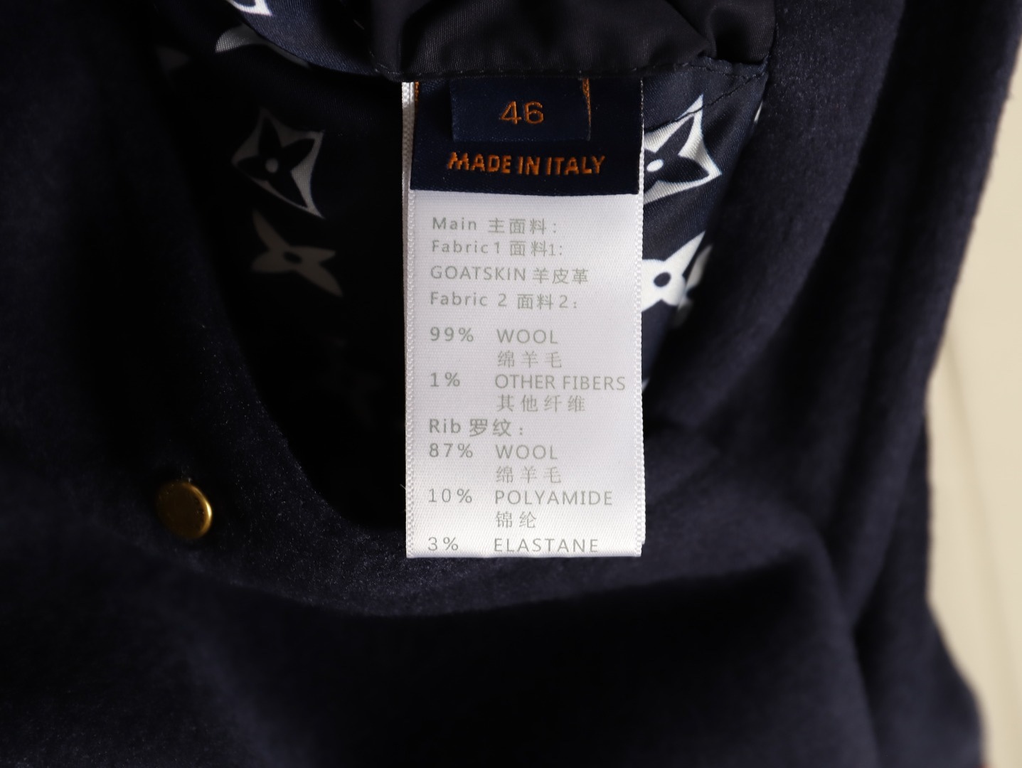 LOUIS VUITTON/路易威登LV 拼色皮袖棒球服外套
對不起讓你們久等了，拿到正品就開始張羅這件衣服所有的事情！
單單面料來講我就定做了一個多月，顏色成分一比一的還原！面料成分有%65的羊毛，%15天然絲%10的氨綸%10絨⚠️混合定織而成，總的克重有900多克！還有最為關鍵的是它的色牢度，絕對不會褪色！袖子用的澳洲進口小牛皮，加工定型，上色，水洗，紋路保留了原有的顆粒結構！厚實飽滿圓潤！
刺繡使用進口毛巾繡機器，先把每個圖案繡在毛詹上，在用紅外線激光雕刻出來，再有縫紉機進行固定，