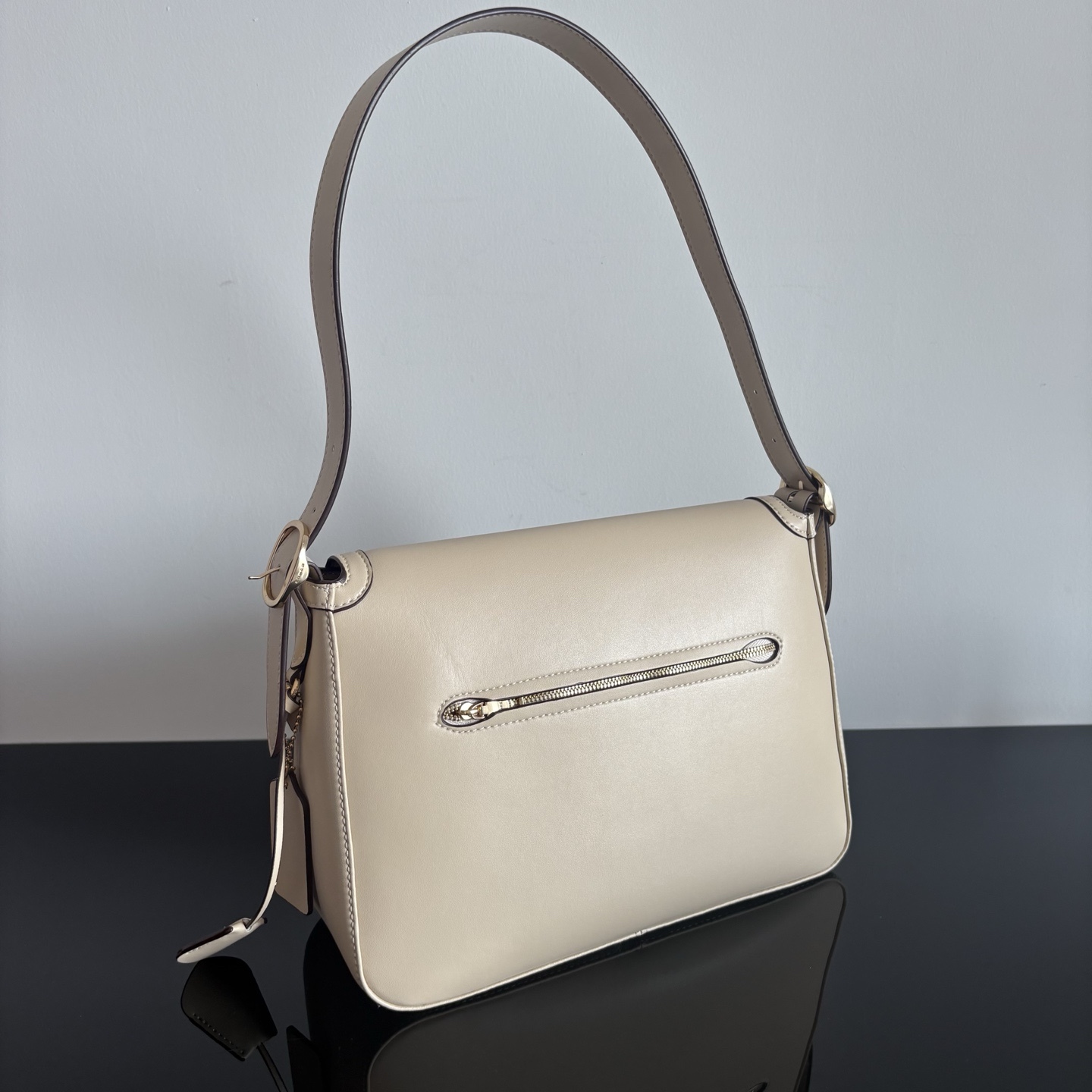 
[新品]COACH/蔻馳奧萊女士ETTA 29號翻蓋單肩包腋下包 CCE57 29*21*12