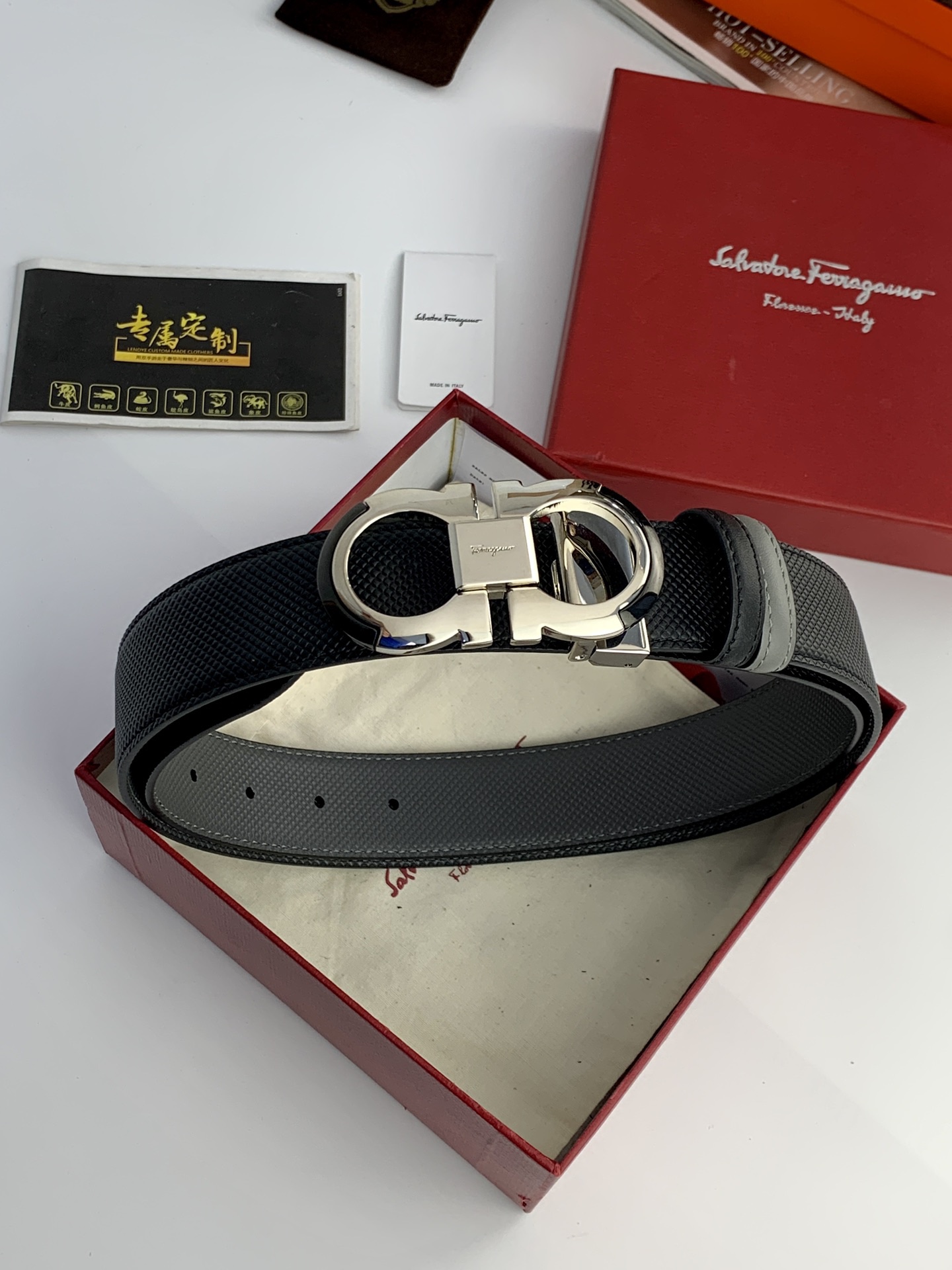 〖F家〗這款皮帶採用雙面小牛皮，搭配新款純銅扣，打造高雅考究的造型。寬3.5cm，長度可調節，達到量身定制般的修身效果。