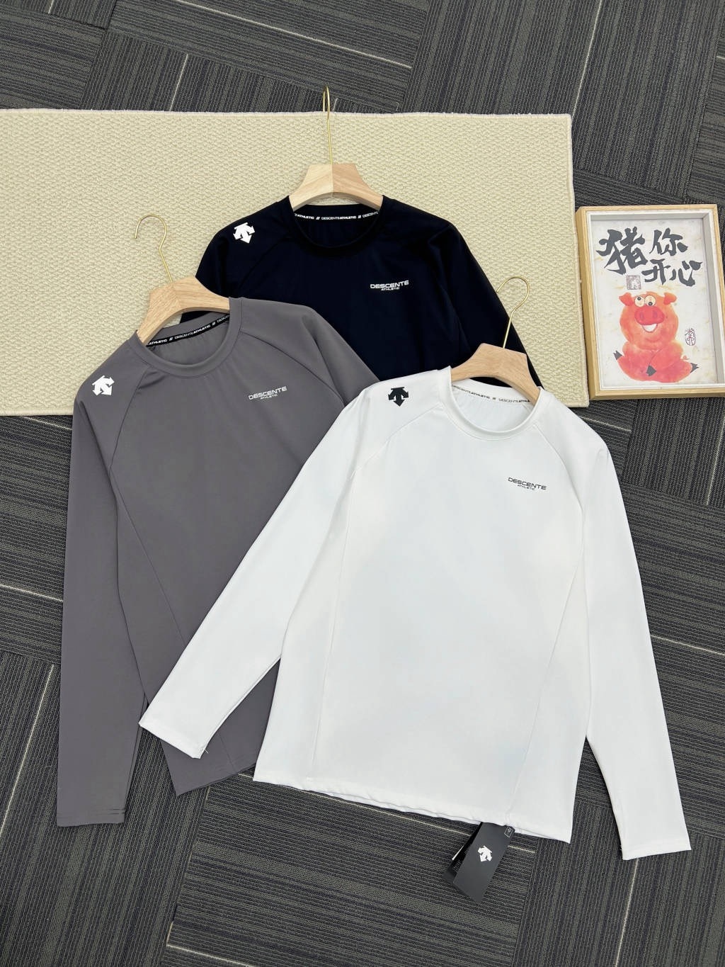 春秋新款DST迪桑特情侶👫綜訓系列長袖運動衫
韓國🇰🇷櫃子同步
迪家高端專業運動面料，精梳輕拉絨，親膚舒適，排汗吸濕！面料不易變形、不易褪色以及快速乾爽的三大頂尖優勢
右肩的立體LOGO，高溫熱燙印的工藝加持，右下擺字母小壓花，增加了設計的趣味性和觀賞度
整體既有嚴謹的精英範，又有利落陽光的運動感，彰顯品牌魅力 ！
