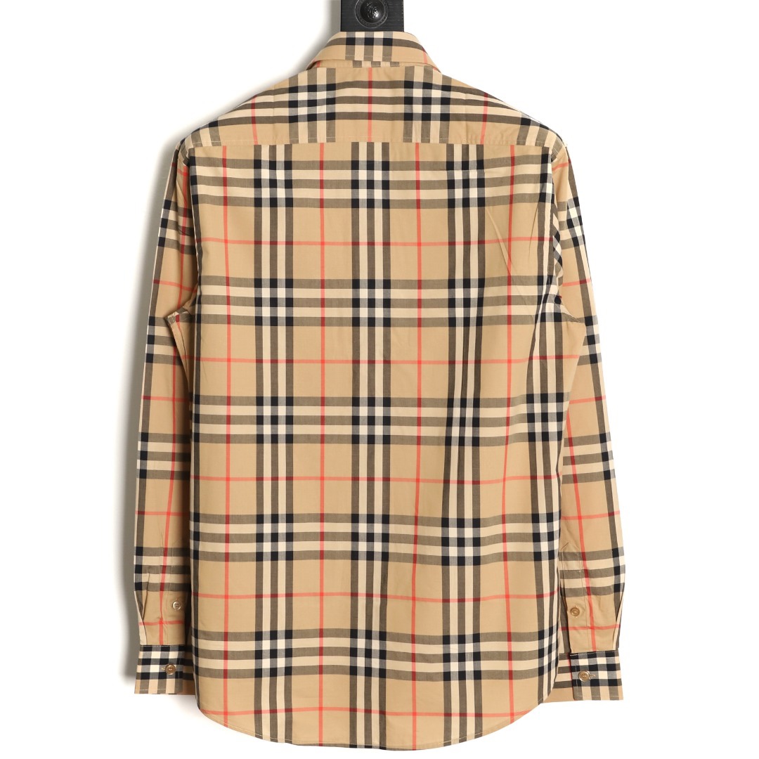 Burberry/巴寶莉 標籤貼布格紋棉質長袖襯衫
第一時間打版。面料為定制俯綢，上身絲滑透氣。紅外線定位裁剪，
定制貝殼頭扣，領子袖口復合硬襯，暴力水洗不會變形。
埋夾包縫工藝，保持版型不變形。國內頂級襯衫代工廠出貨，
前短後長 剪裁大膽突破常規，
完美還原Zp每個細節，商務休閒皆可搭配，人手幾件絕不為過。
裝飾品牌典藏 復古大格紋，BUR粉絲的衣櫥珍藏款式,尤其是對於忠實的BUR粉來說，
此款更是絕對不能錯過的珍寶級別產物！
S Size:S-XL