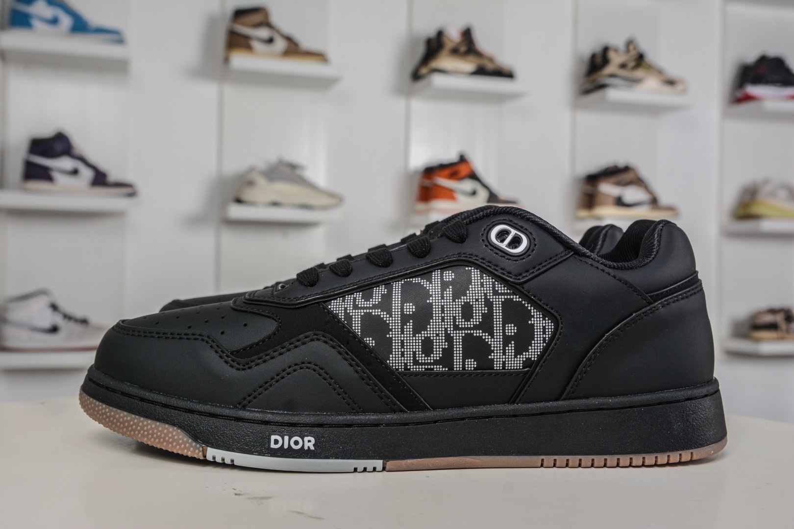 迪奧/Dior B27 Oblique Galaxy Low Top Sneakers B27系列低幫復古真皮百搭運動休閒板鞋 
貨號：3SN272ZIR16536
尺碼：38 39 40 41 42 43 44 45 46