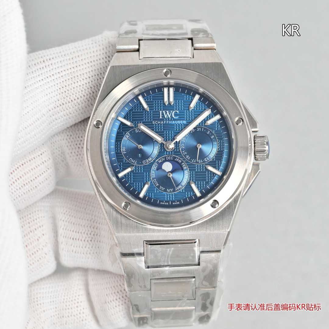 KR新品  萬國工程師系列萬年曆腕表，復刻界最複雜的腕表，所有功能同步原裝，所有功能調節通過把頭控制.
1⃣️【功能介紹】3點鐘位置顯示日曆，9點鐘位置顯示星期，6點鐘月份月相指針顯示。

2⃣️【做工精細】外殼採用原版同樣的三件套結構，中間拉絲，上下殼為拋光，鏡面採用高成本的鍋蓋形藍寶石，使其質感提升。

3⃣️【機芯性能】尺寸41.6mm,機芯採用天津機芯改82600，高效穩定，動力時間長達72小時以上，進行加裝複雜的萬年曆模塊，而且同步所有功能實現同步原裝通過把頭調節。

