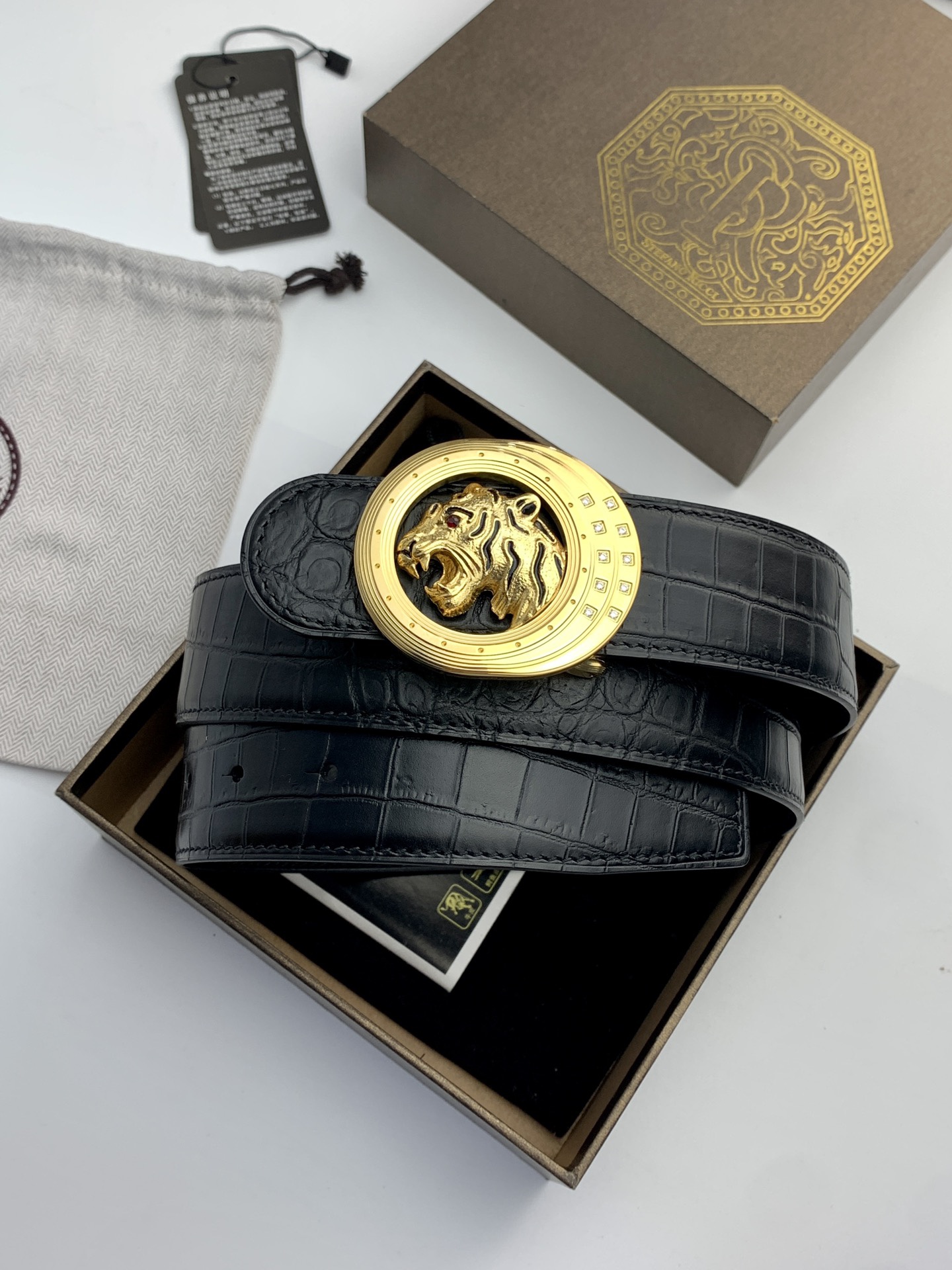 【史蒂芬】專櫃鰐魚紋黑色牛皮腰帶，元夾層系列，搭配新款不鏽鋼虎頭扣，寬度3.8cm，長度不可調節，尺碼（85-110）具有獨特吸引力！